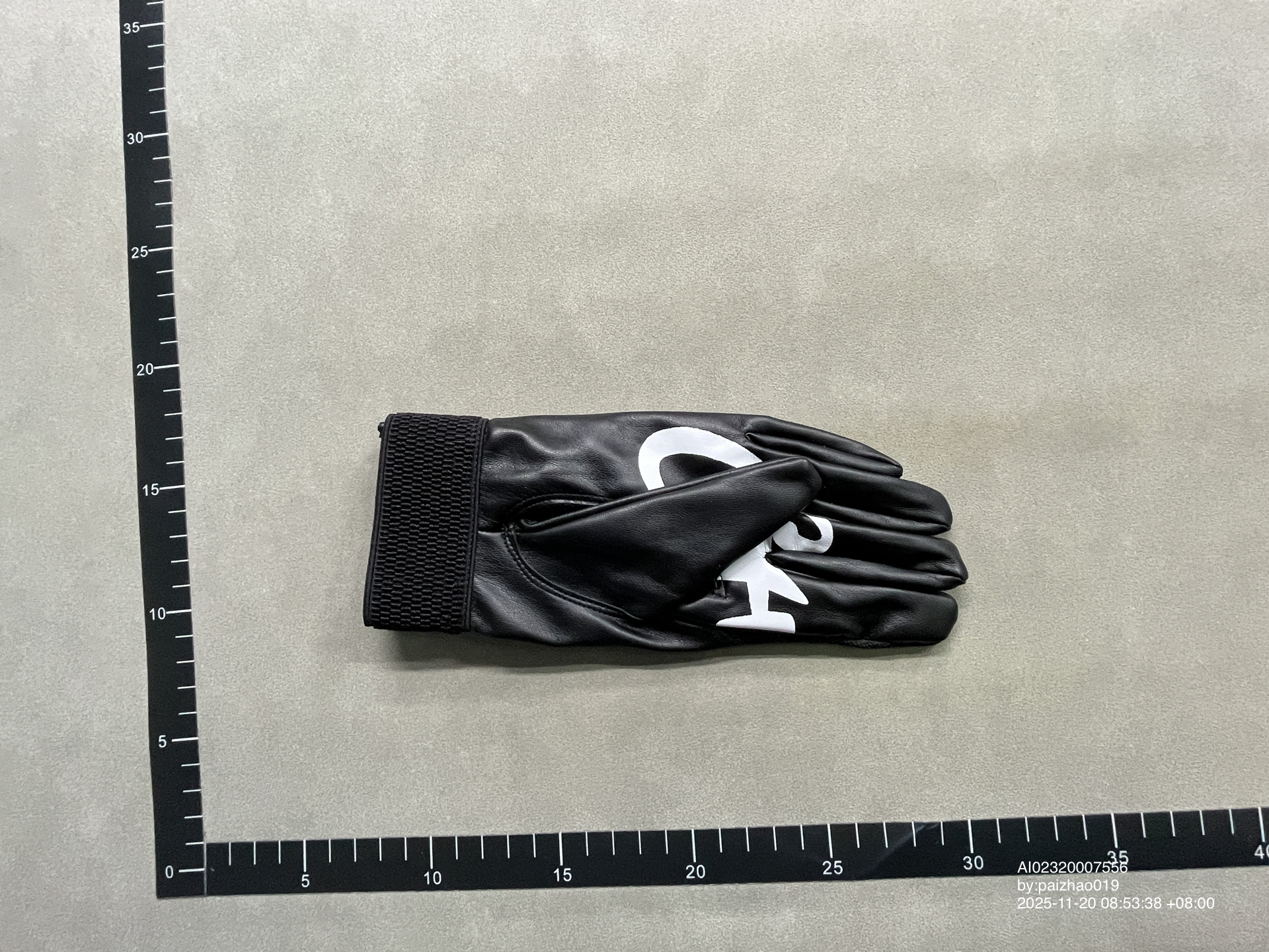 QC Photo - Corteiz Leather Gloves White