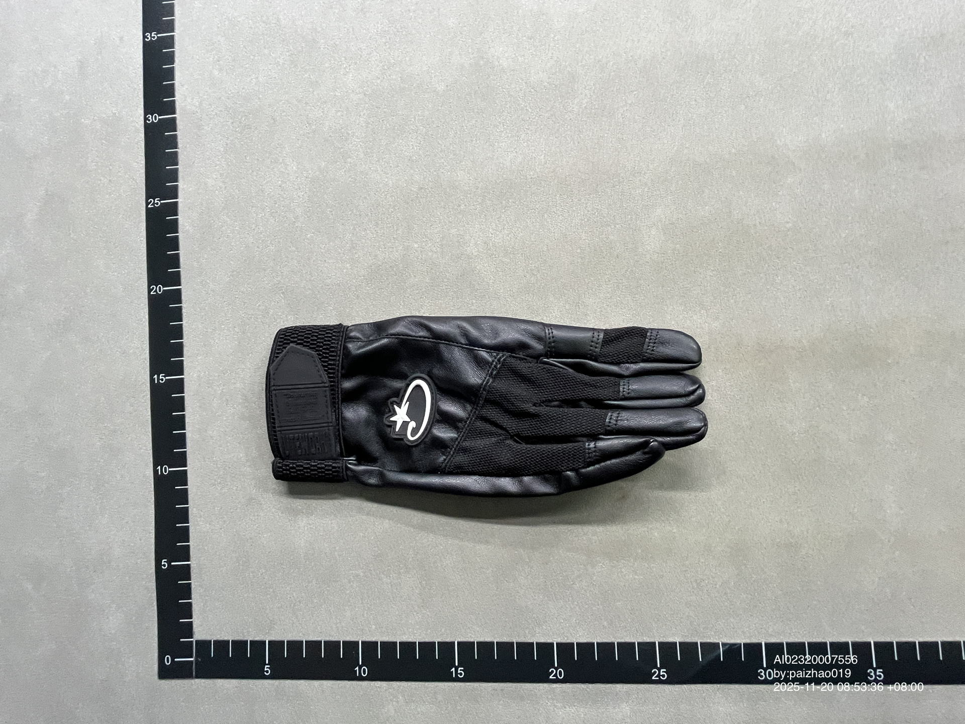 QC Photo - Corteiz Leather Gloves White