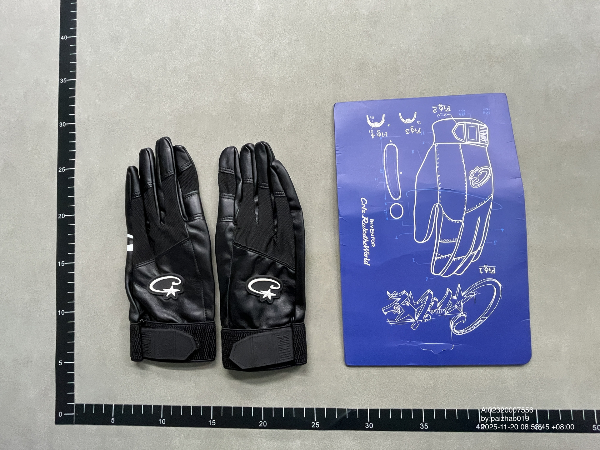 QC Photo - Corteiz Leather Gloves White