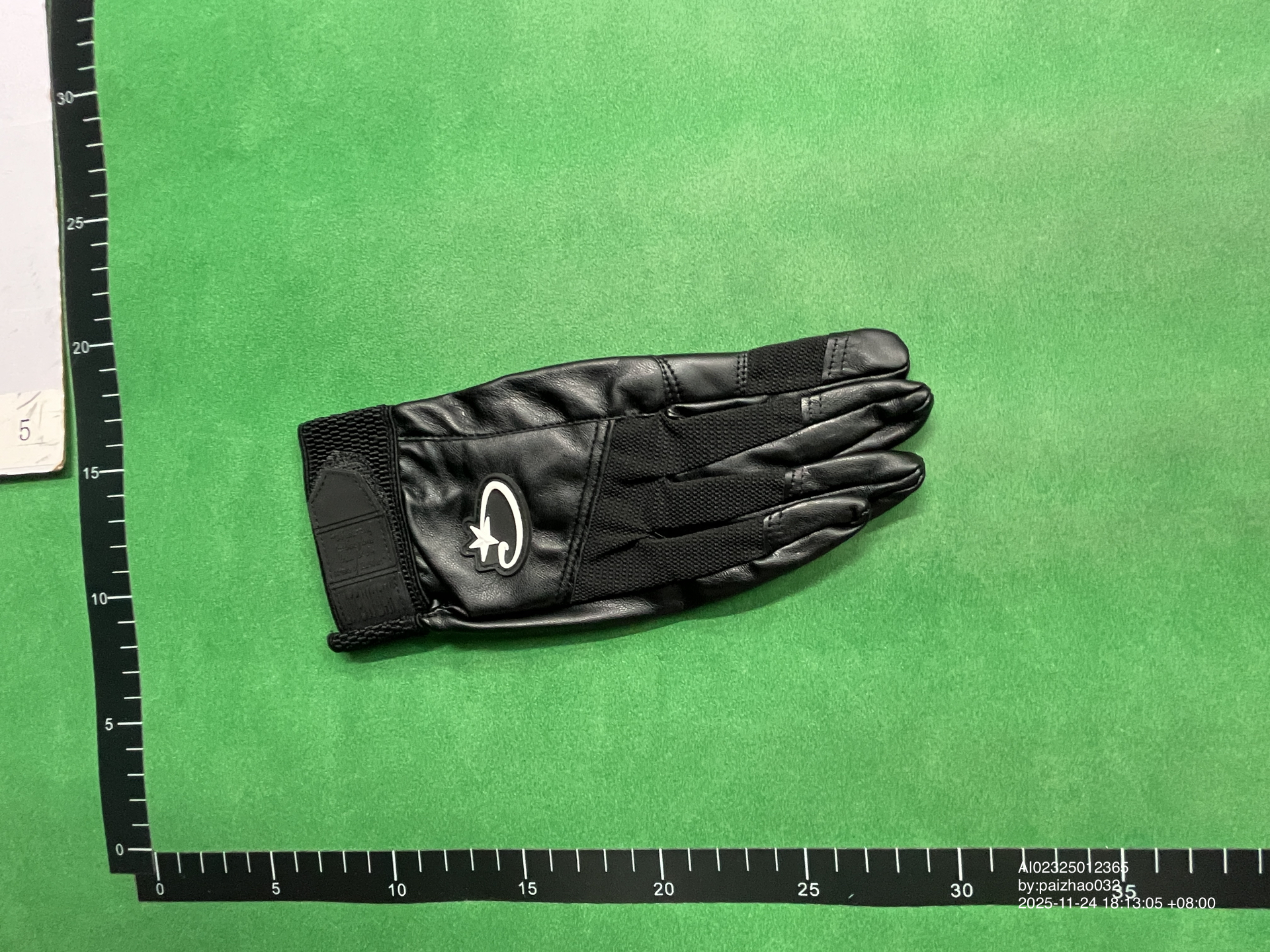 QC Photo - Corteiz Leather Gloves White