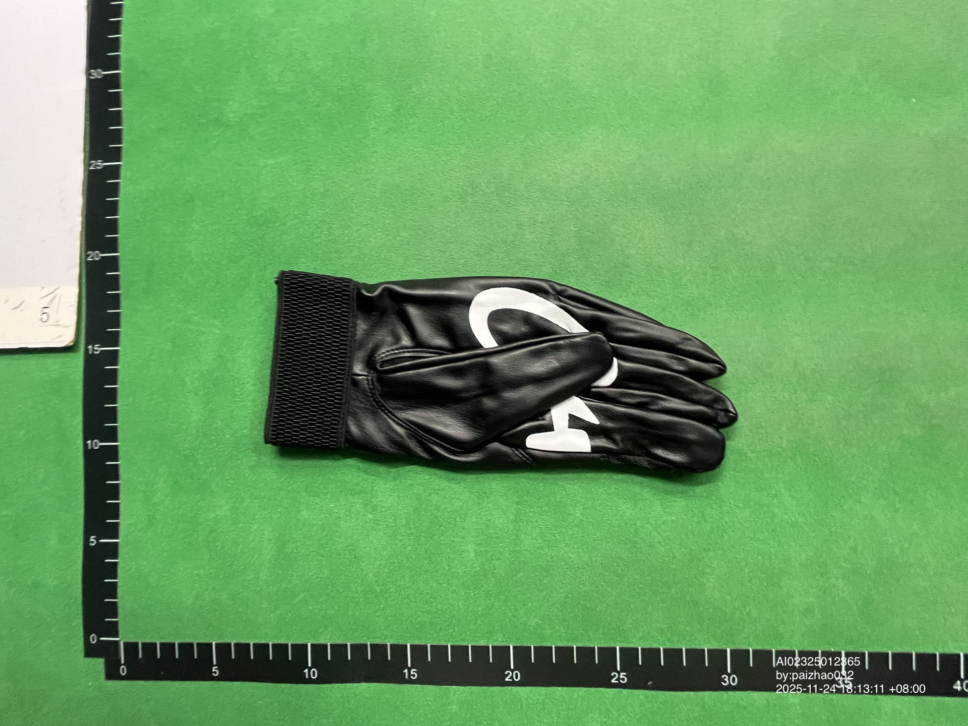 QC Photo - Corteiz Leather Gloves White