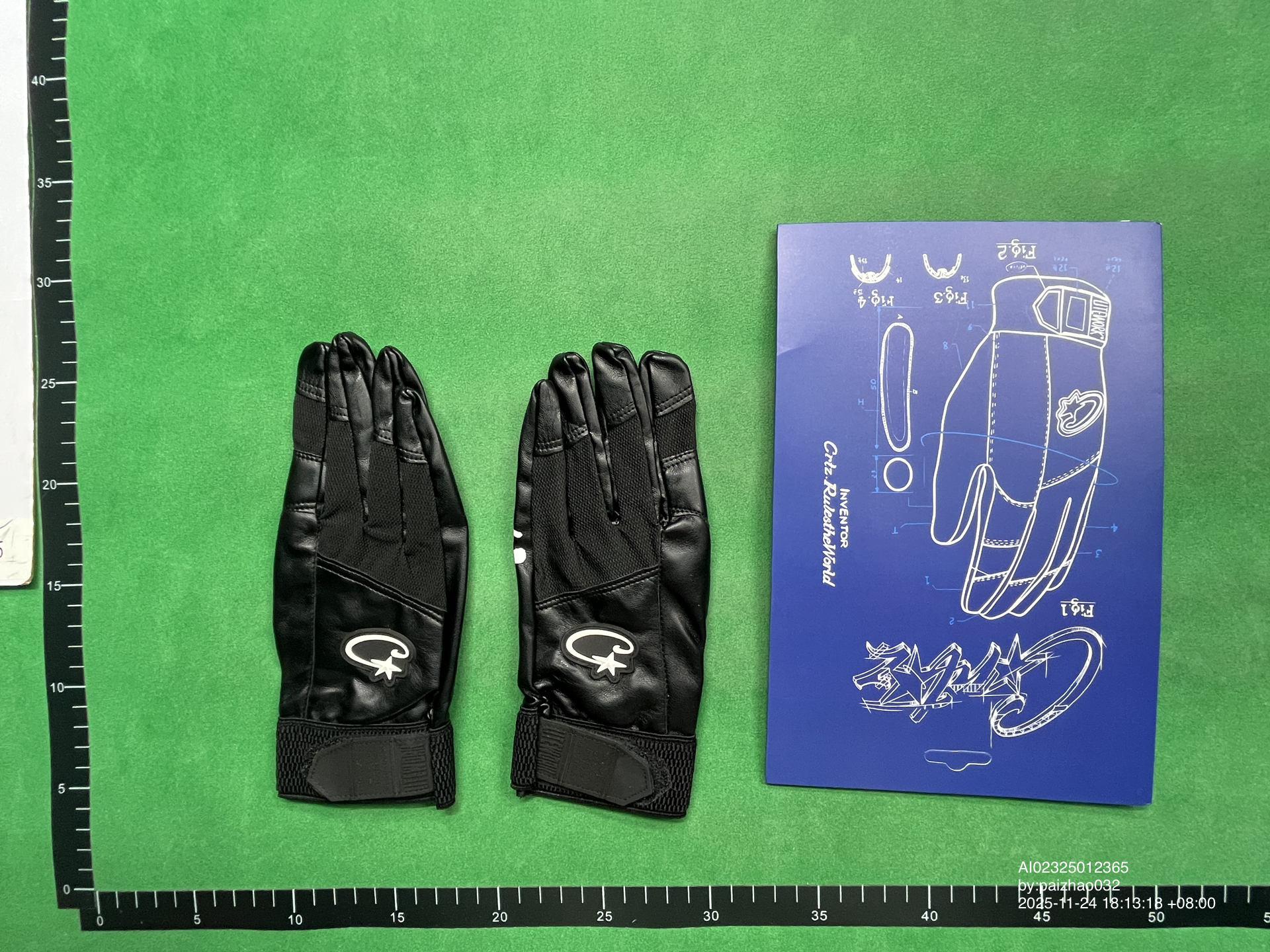 QC Photo - Corteiz Leather Gloves White