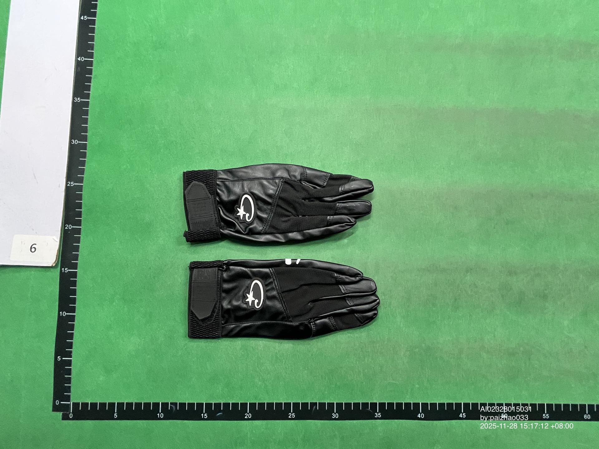 QC Photo - Corteiz Leather Gloves White