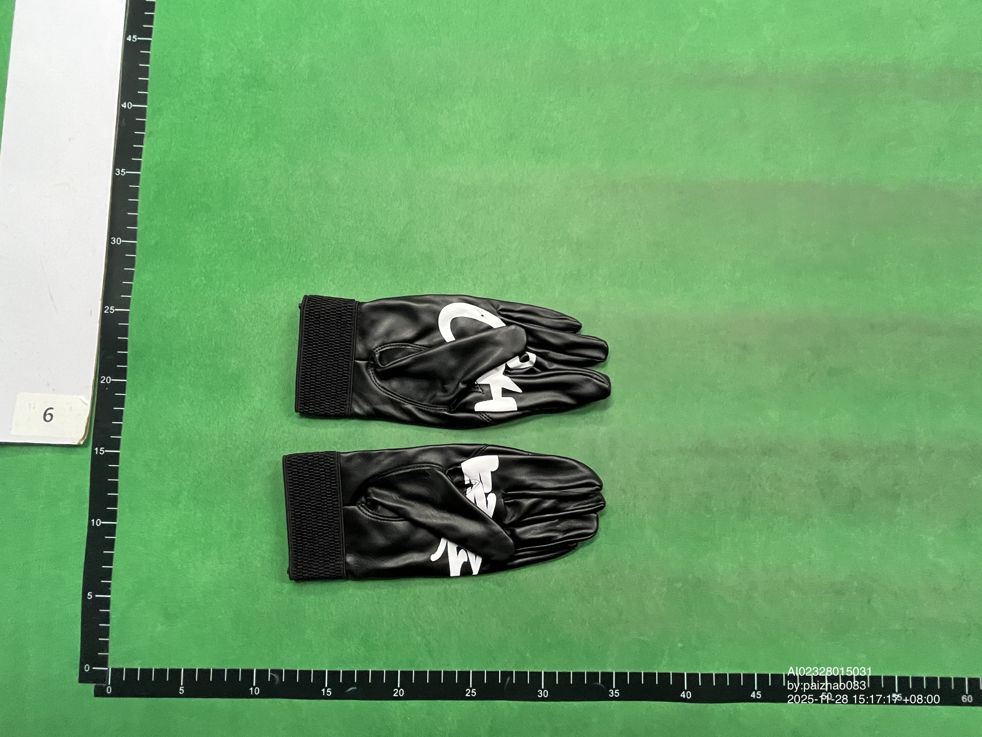 QC Photo - Corteiz Leather Gloves White