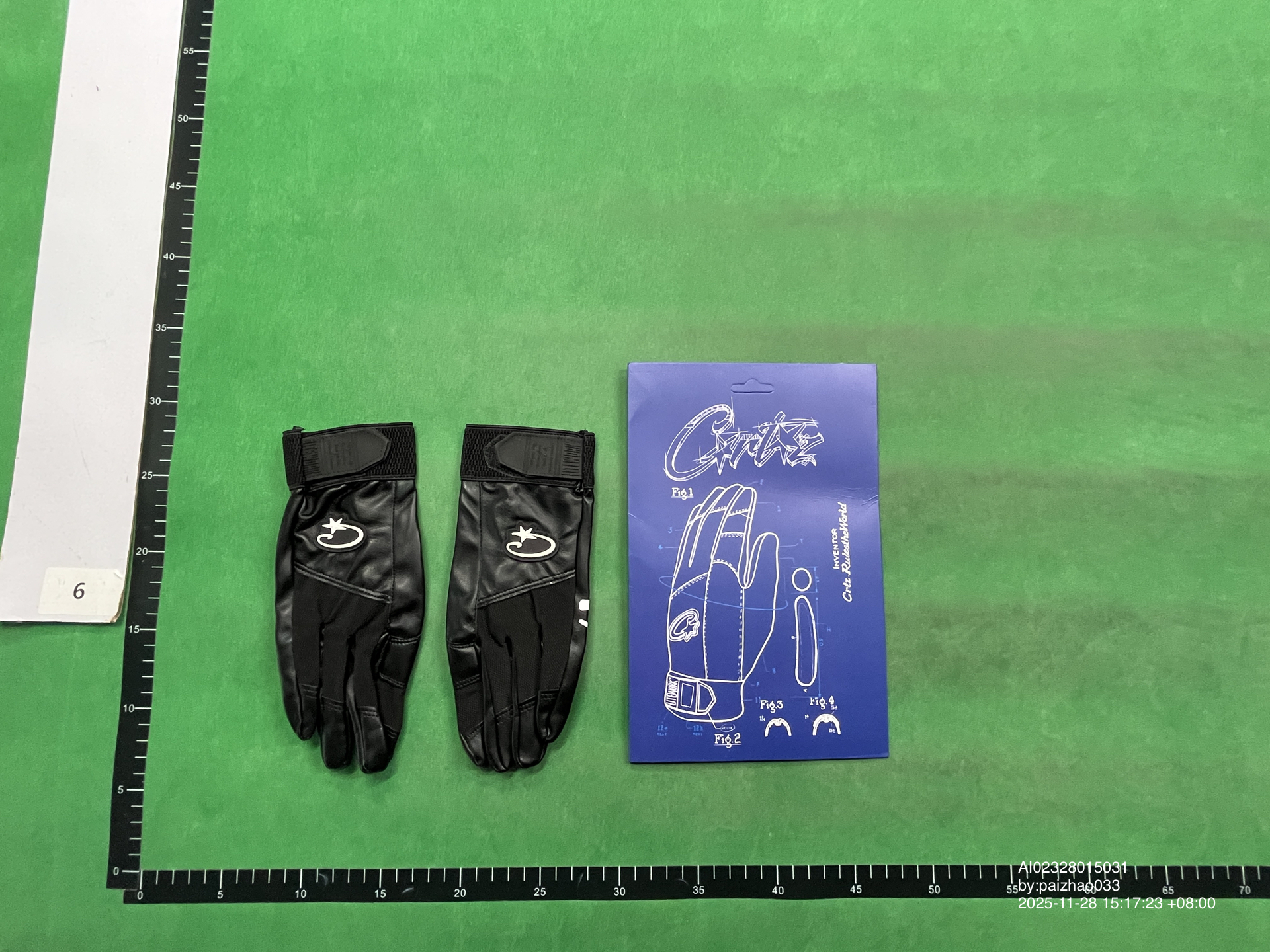 QC Photo - Corteiz Leather Gloves White