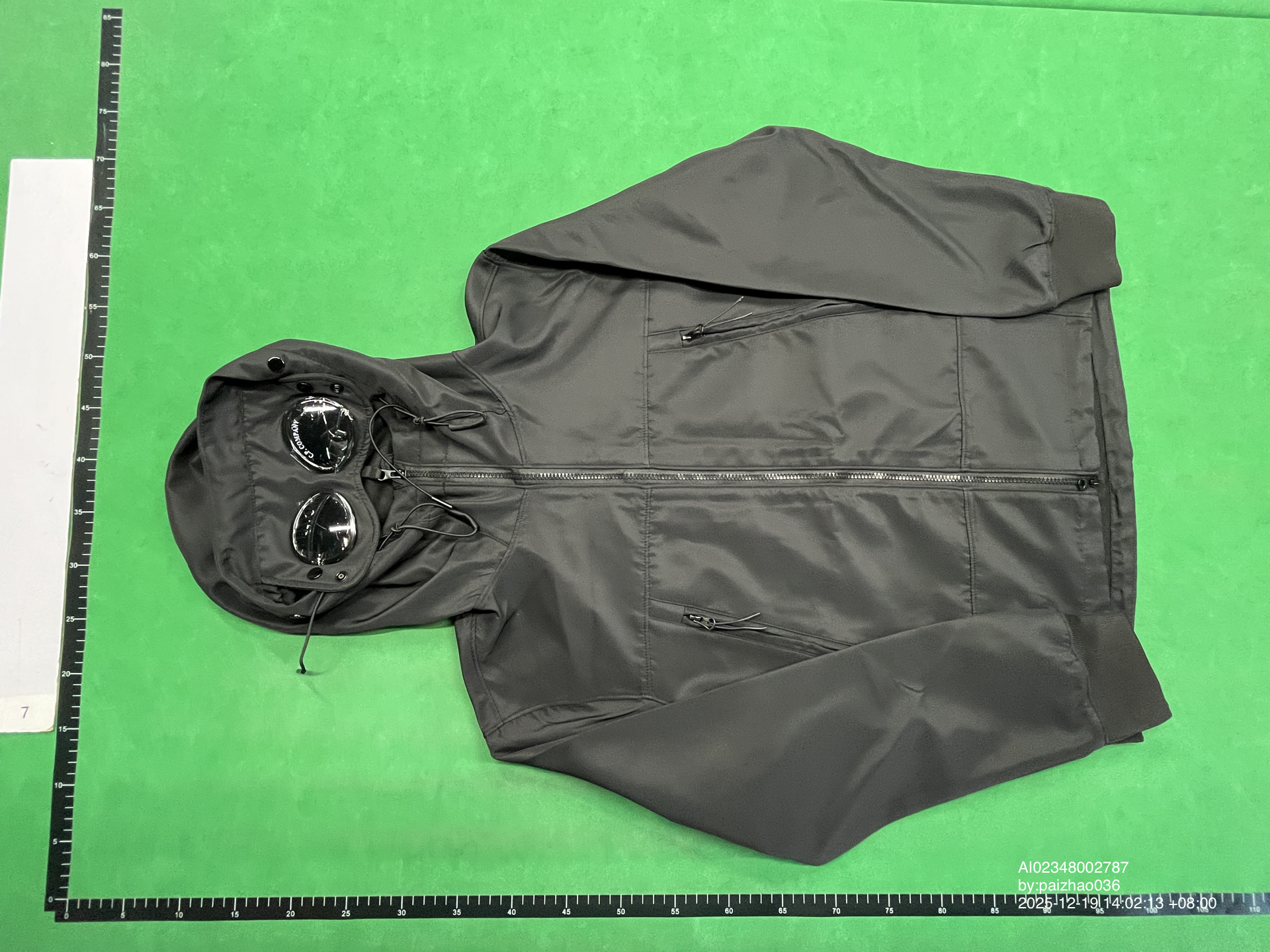 QC Photo - The lens down jacket is windproof