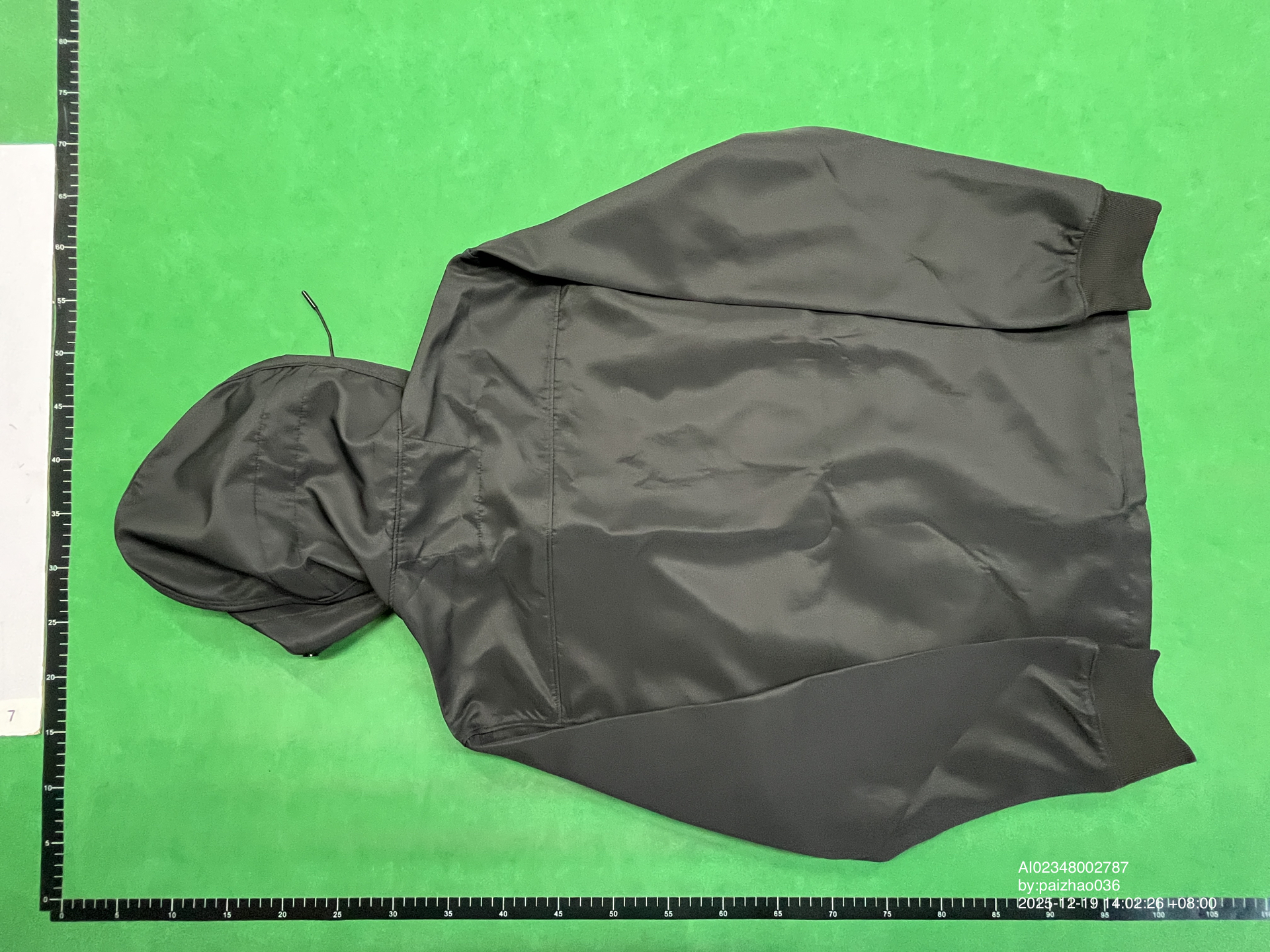 QC Photo - The lens down jacket is windproof