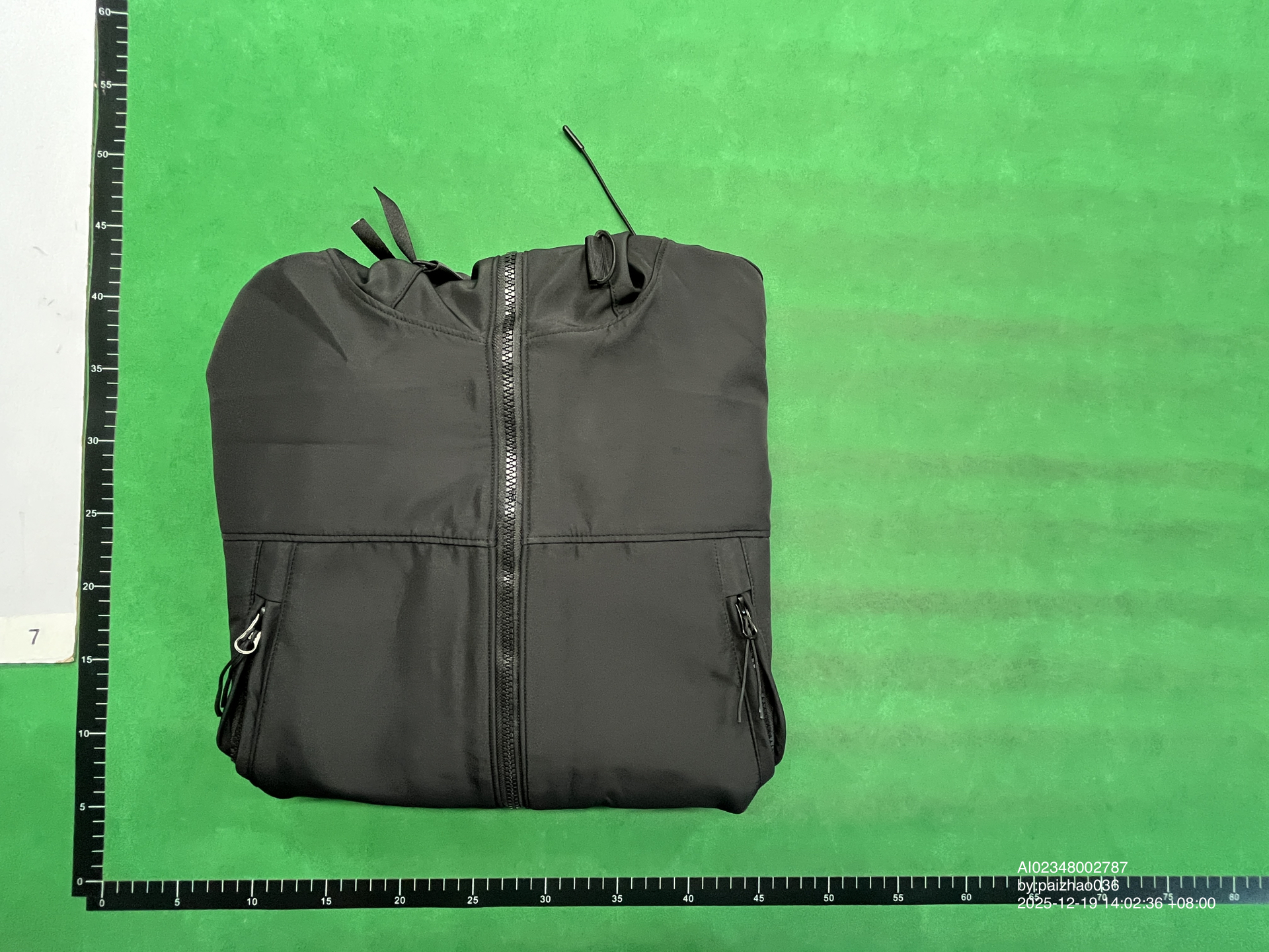 QC Photo - The lens down jacket is windproof