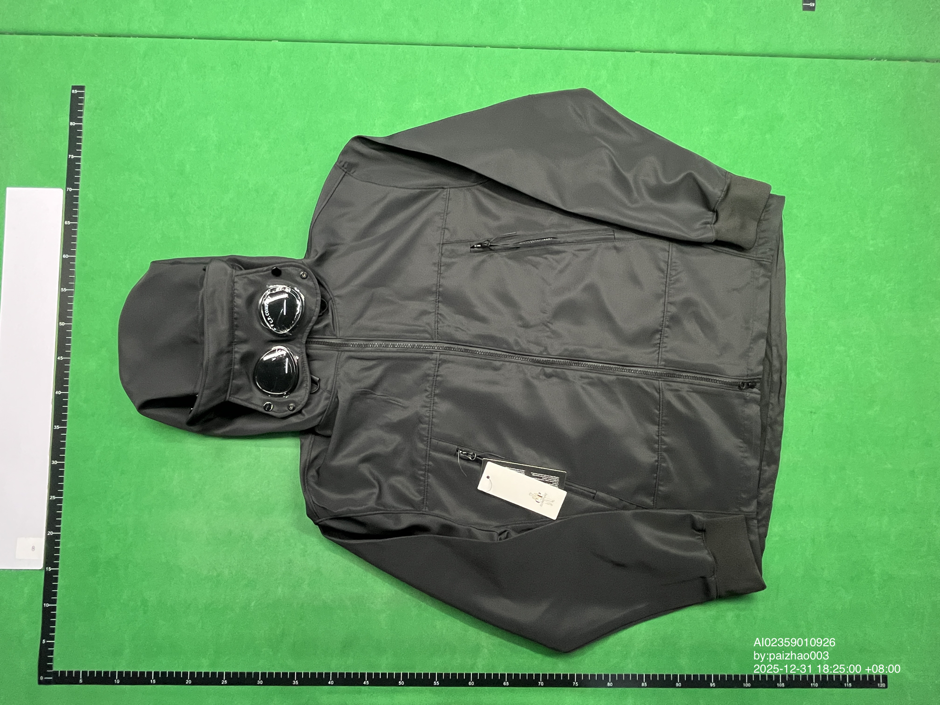 QC Photo - The lens down jacket is windproof