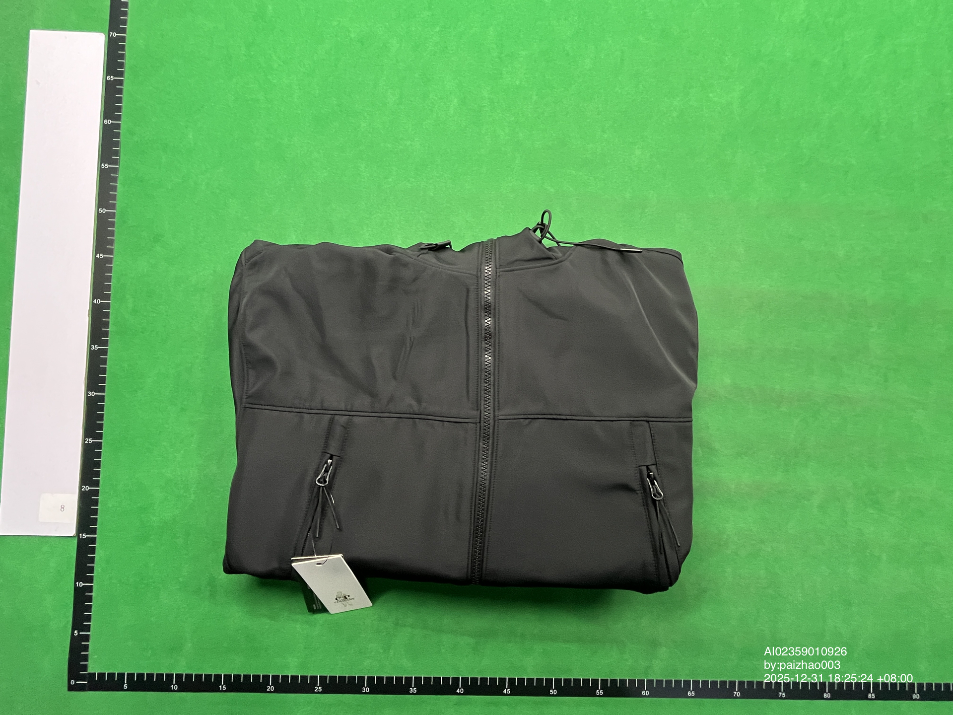 QC Photo - The lens down jacket is windproof
