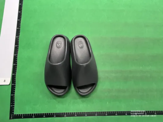 Yeezy Slippers QC photo