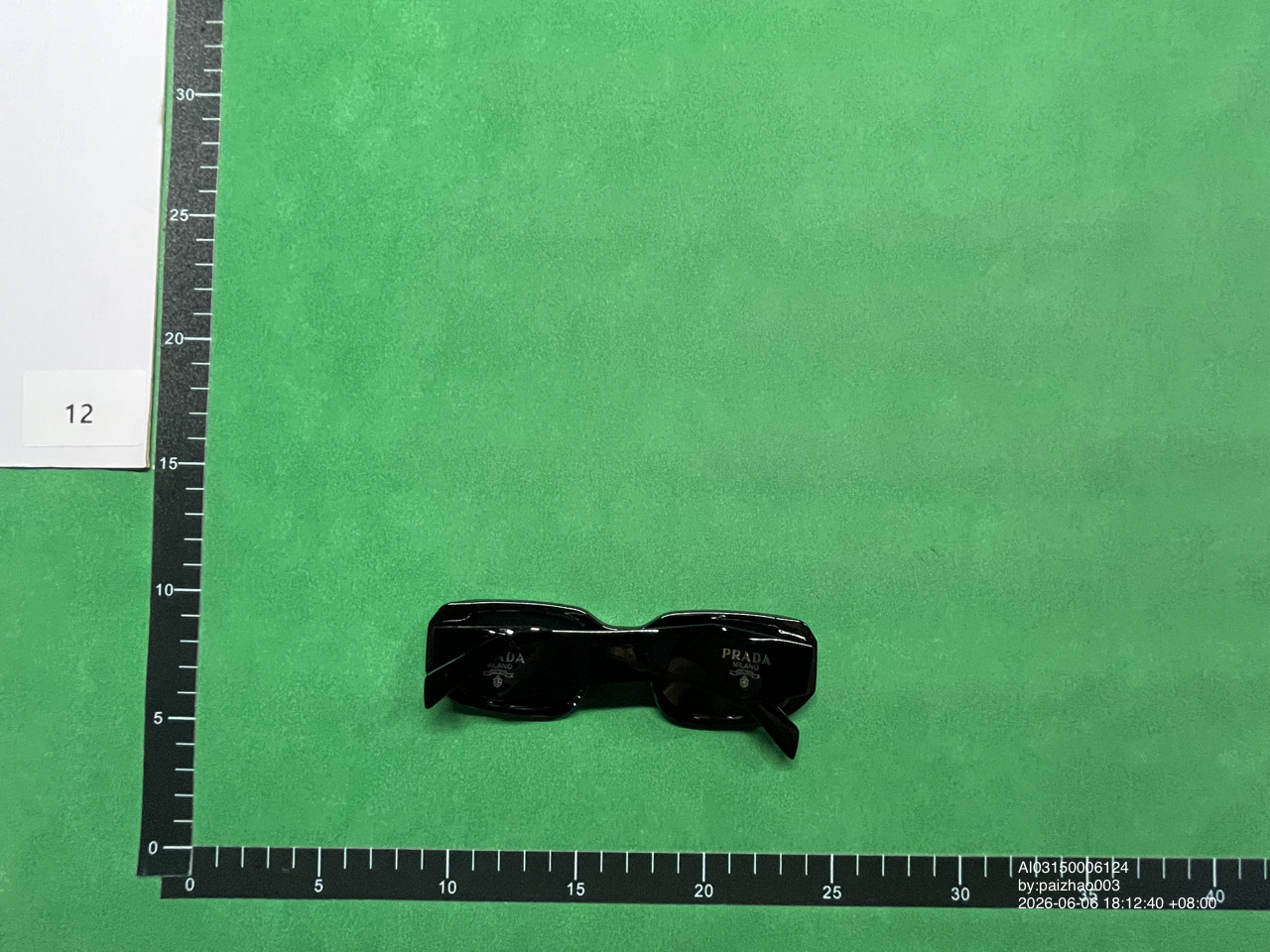 黑框黑灰片